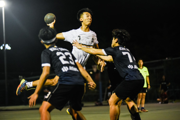 Teo Kee Chong (TH #7) lifts off the ground for a shot. (Photo 1 © Iman Hashim/Red Sports)