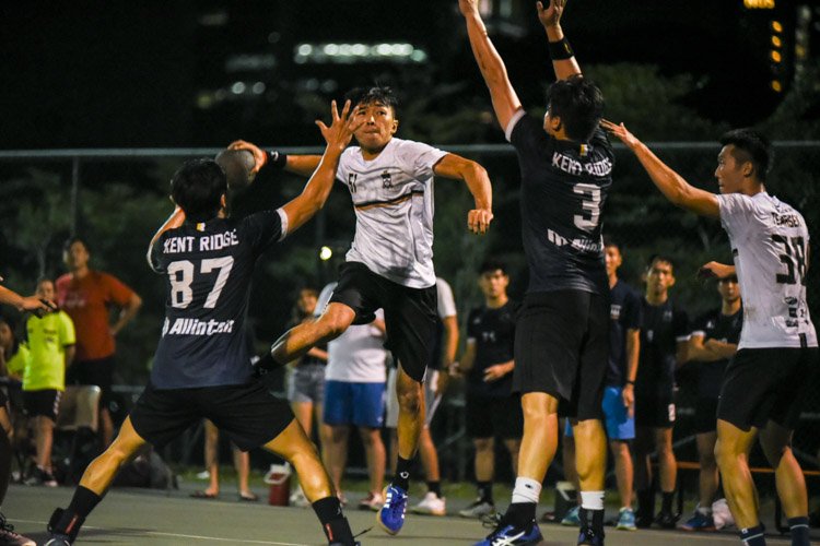 Tomoyuki Ban (TH #51) shoots to reduce Temasek's deficit to one at 30-31 with only seconds left in the game. (Photo 1 © Iman Hashim/Red Sports)