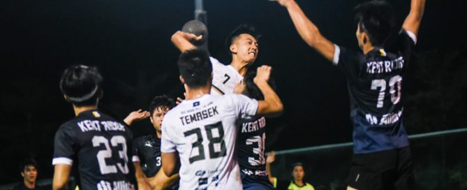 Teo Kee Chong (TH #7) scores the solitary goal in overtime to clinch the championship for Temasek Hall. (Photo 1 © Iman Hashim/Red Sports)