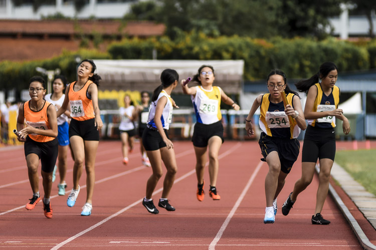 Second exchanges in the C Div girls' 4x400m relay final. (Photo 1 © Iman Hashim/Red Sports)