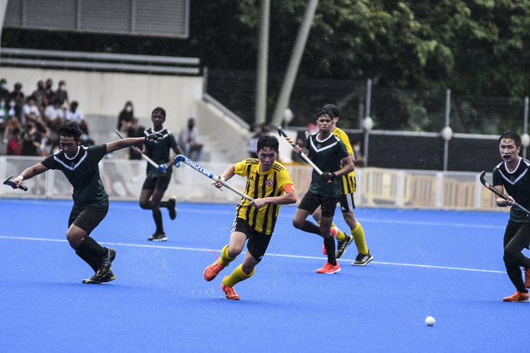 VJC captain Dillon Lee (#10) on the counter for his team. (Photo 1 © Iman Hashim/Red Sports)