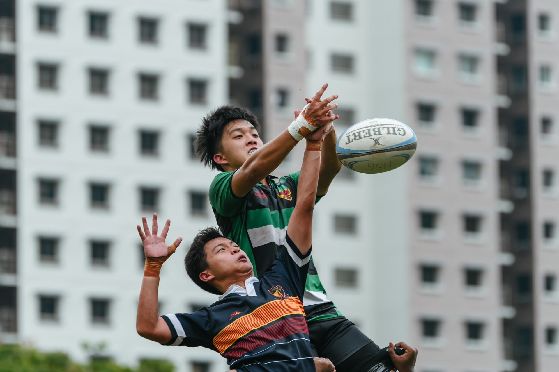 ACJC’s Ethan Koh (#20) competes fiercely at the lineout with RI’s Ryan Tan (#5). (Photo 2 © Joash Chow/Red Sports)