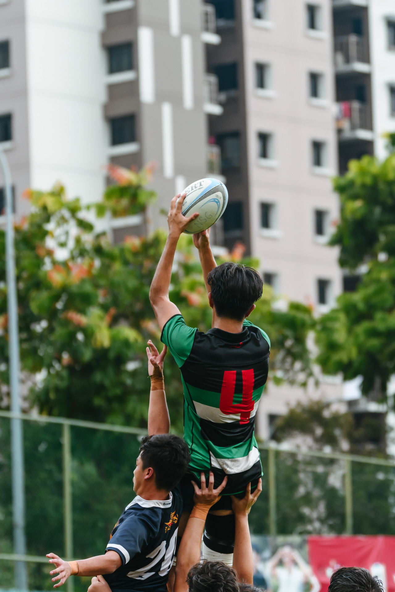RI’s Peter Huang (#4) rises high to catch the lineout ball. (Photo 5 © Jared Chow/Red Sports)