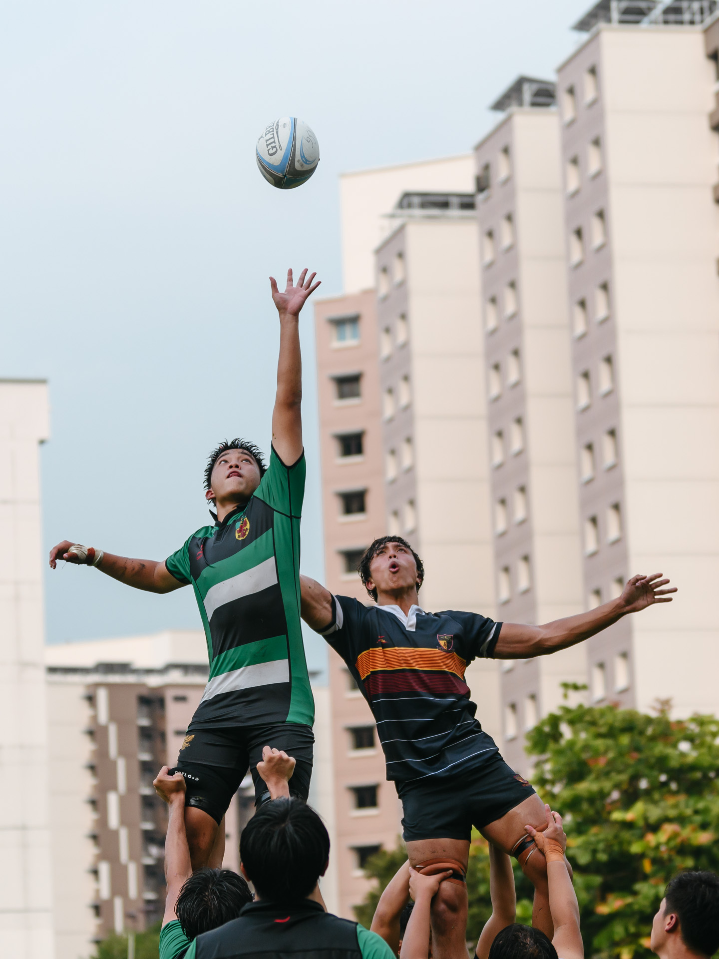 RI’s Ryan Tan (#5) competes at the lineout against his opposite, ACJC’s Lukas Andersen (#5). (Photo 16 © Joash Chow/Red Sports)