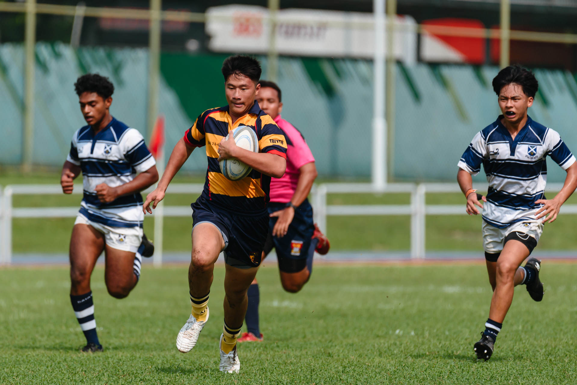 ACS(I) captain Isaac Chow (#9) strides to the try line. (Photo 11 © Jared Chow/Red Sports)