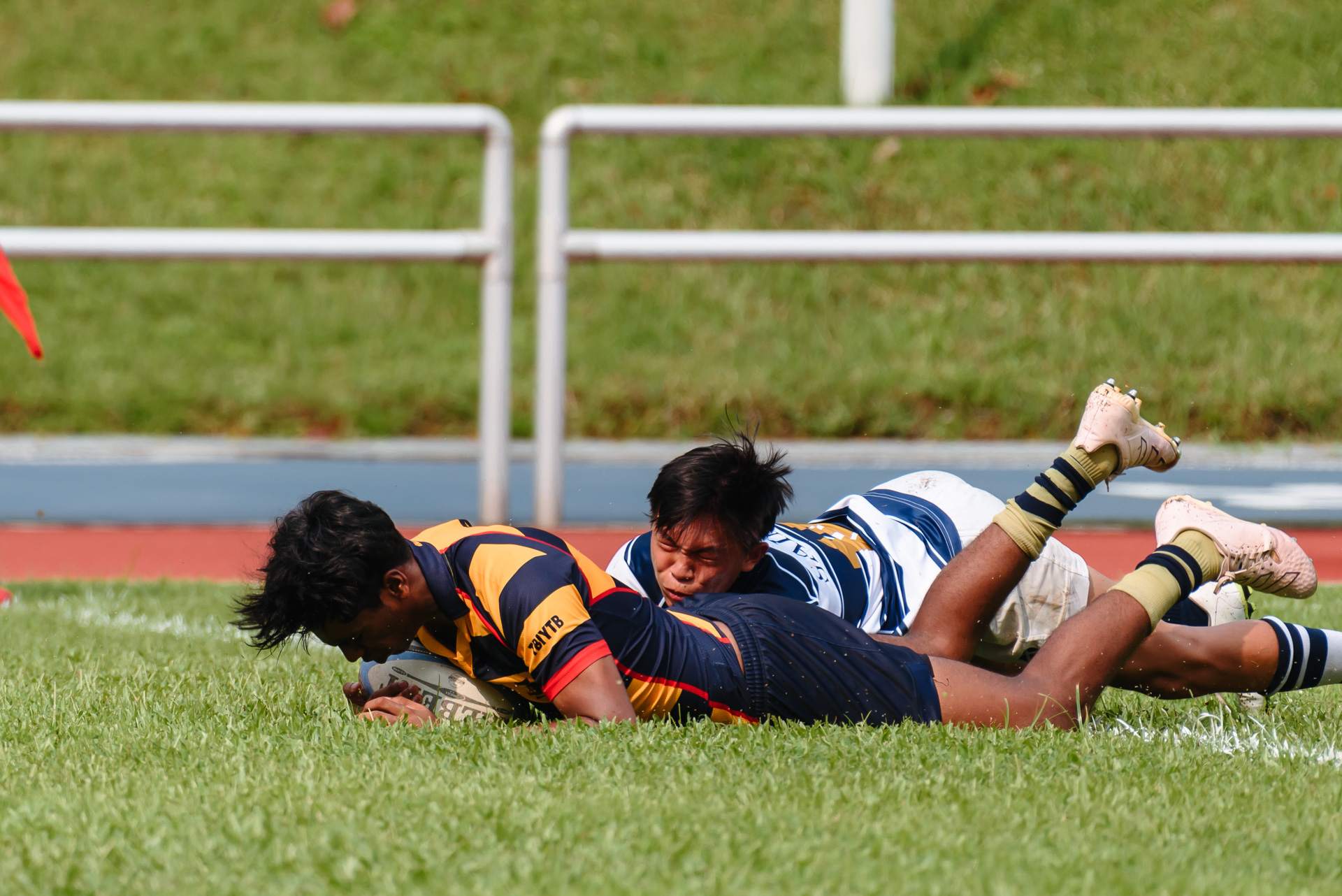 ACS(I)’s Rahul Baskar (#27) dives over for the second of his three tries. (Photo 8 © Jared Chow/Red Sports)