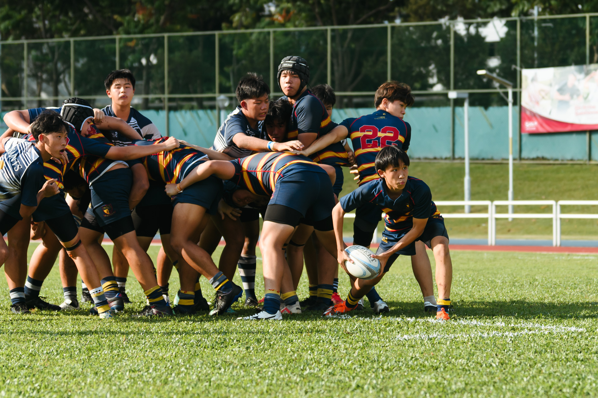 ACS(BR)’s Teo Rui Feng (#9) makes a pass from the back of a scrum. (Photo 4 © Joash Chow/Red Sports)