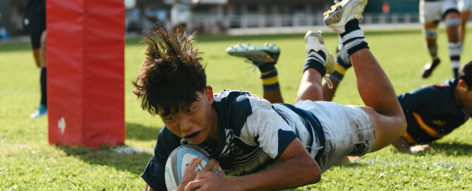 St. Andrew’s Ashton Lim (#9) grounds the ball to score his team’s third try. (Photo 1 © Joash Chow/Red Sports)