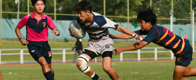 Travis Goh (SA #10) steps past an ACS(BR) defender on his way to score a try. (Photo 10 © Joash Chow/Red Sports)
