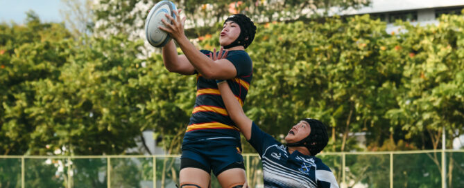 A St. Andrew’s forward attempts to disrupt an ACS(BR) lineout catch. (Photo 12 © Joash Chow/Red Sports)
