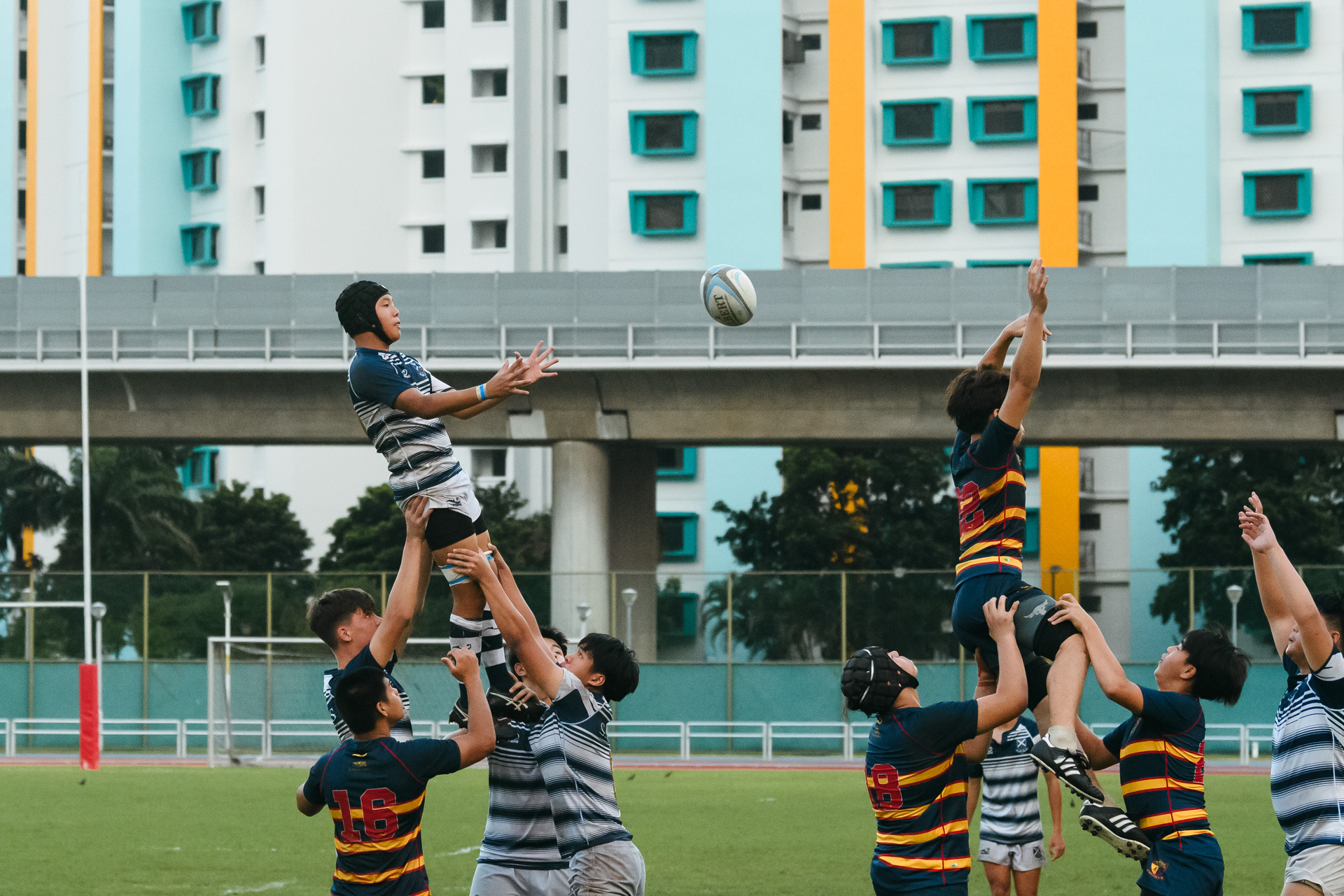 A St. Andrew’s player awaits the ball while being lifted. (Photo 14 © Joash Chow/Red Sports)
