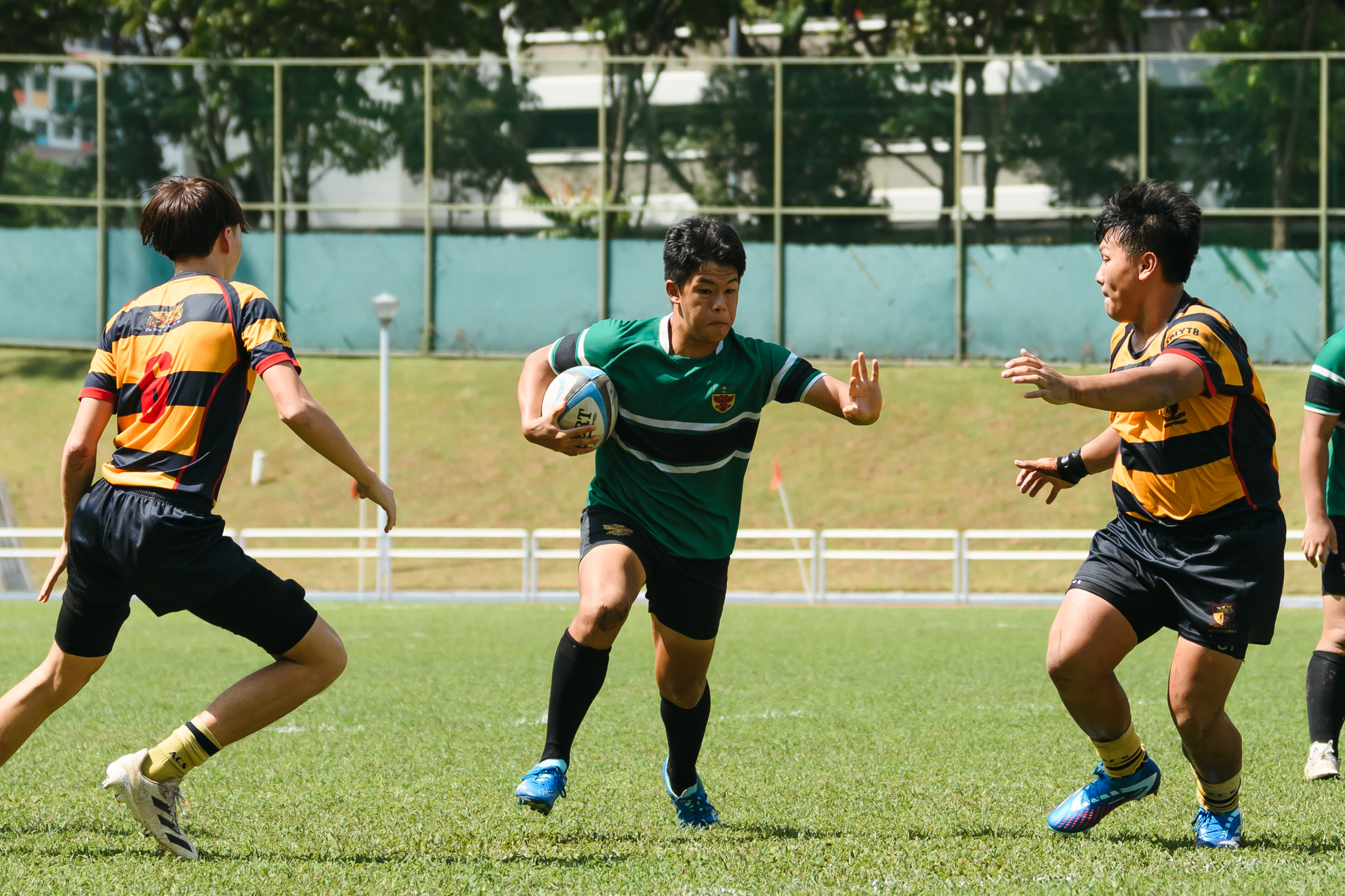 RI’s flyhalf Daniel Park (#10) spots a gap and looks to fend off an ACS(I) player. (Photo 4 © Joash Chow/Red Sports)
