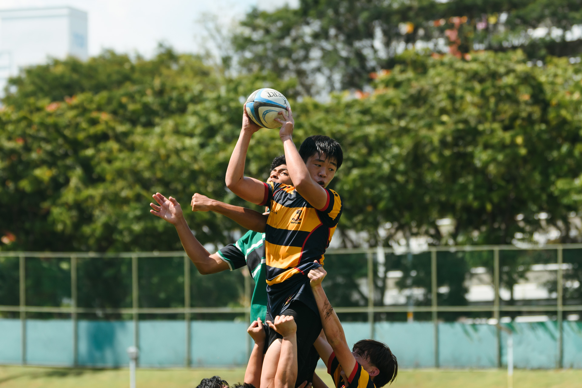 An ACS(I) player wins the lineout. (Photo 6 © Joash Chow/Red Sports)