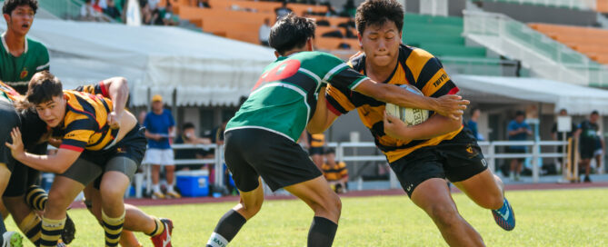 ACS(I)’s Ethan Lim (#2) breaks off from a lineout maul and takes on RI’s Gregory Wee (#30). (Photo 1 © Joash Chow/Red Sports)