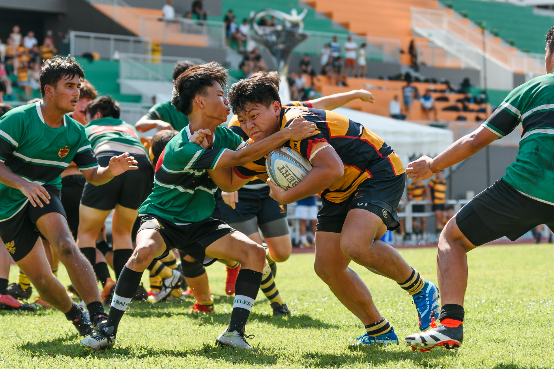 RI’s Gregory Wee (#30) attempts to stop the charge of ACS(I)’s Ames Leung (AC #1). (Photo 16 © Joash Chow/Red Sports)