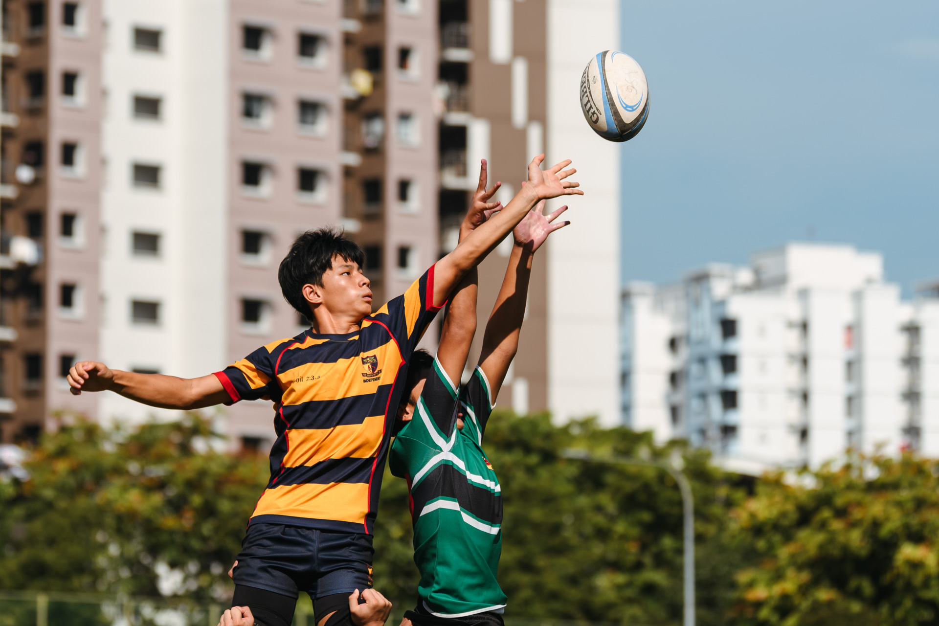 ACS(I) and RI battle it out high in the lineout. (Photo 19 © Joash Chow/Red Sports)