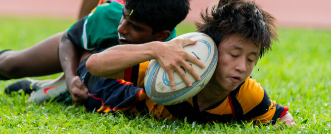 Independent's Elliot Ng (AC #15) attempts to score a try in the semi-final as Anglo-Chinese School (Independent) beat Raffles Institution 67-3 (Photo 1 © Bryan Foo/Red Sports)