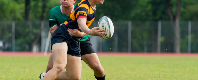 Nathan Tan (AC #2) makes an offload. (Photo 4 © Bryan Foo/Red Sports)