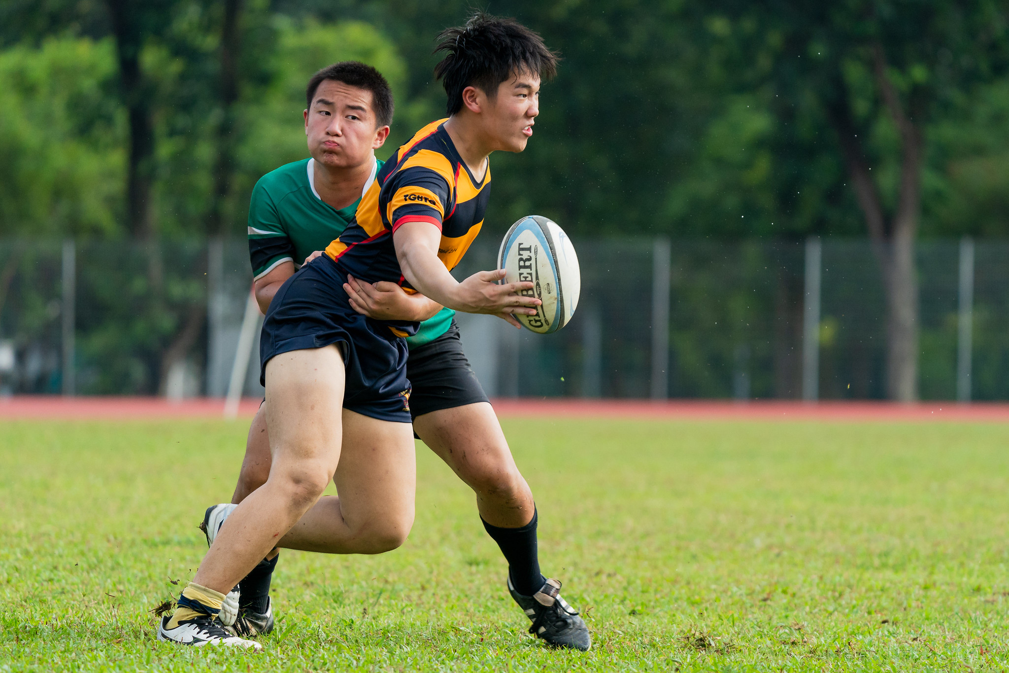 Nathan Tan (AC #2) makes an offload. (Photo 4 © Bryan Foo/Red Sports)