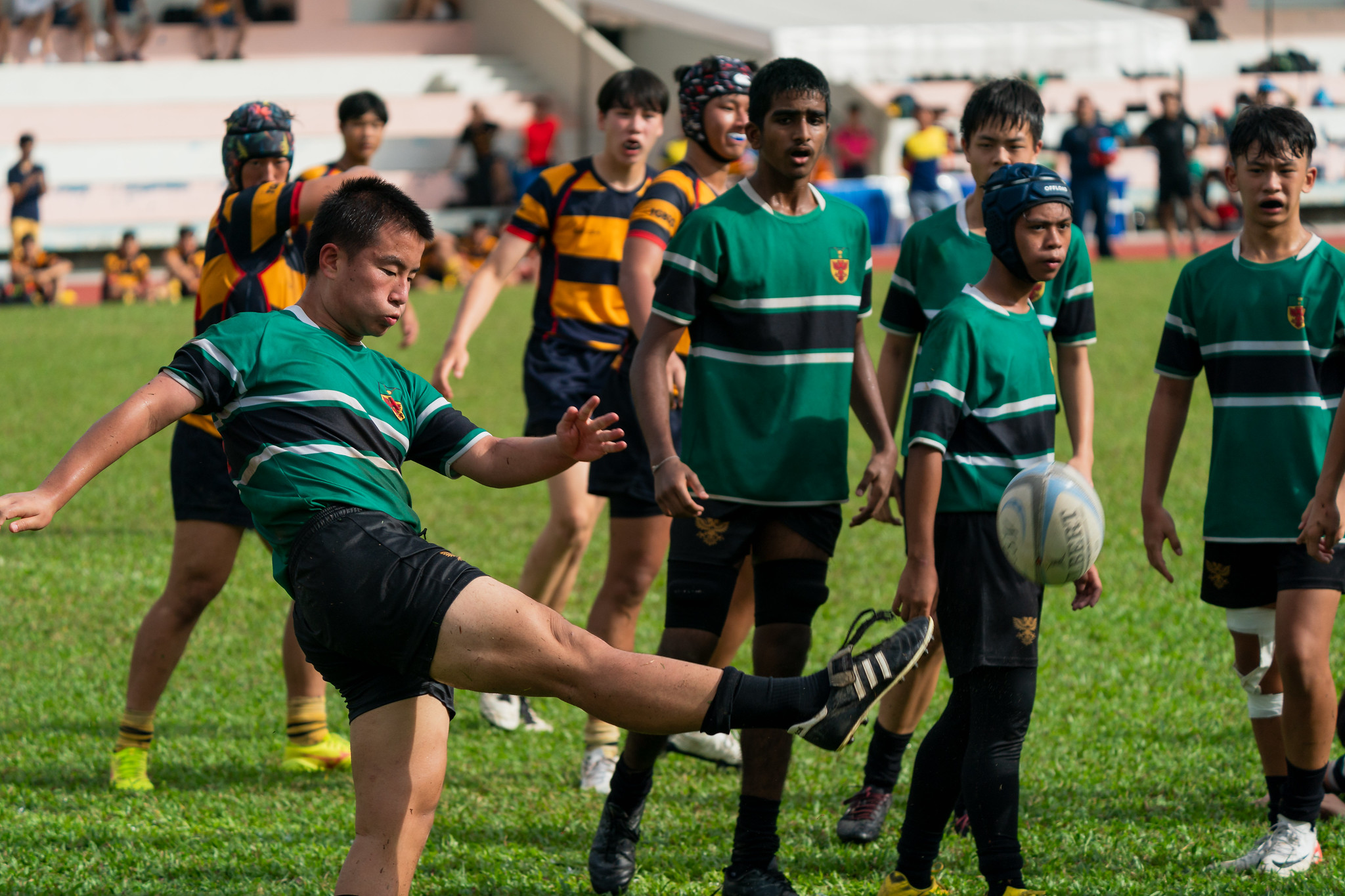 Elgin Lim (RI #10) makes a clearance kick. (Photo 7 © Bryan Foo/Red Sports)