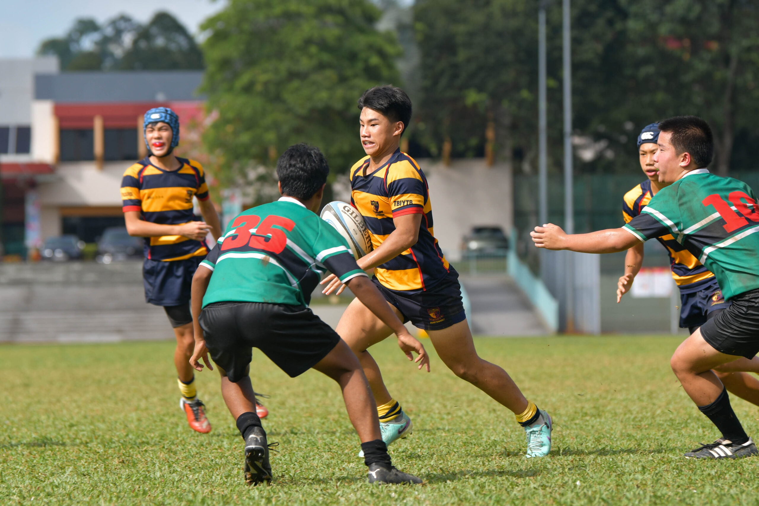 Yap Kuan Teng (AC #13) looks to evade the Raffles defenders on his way to the try line.(Photo X © Joash Chow/Red Sports)