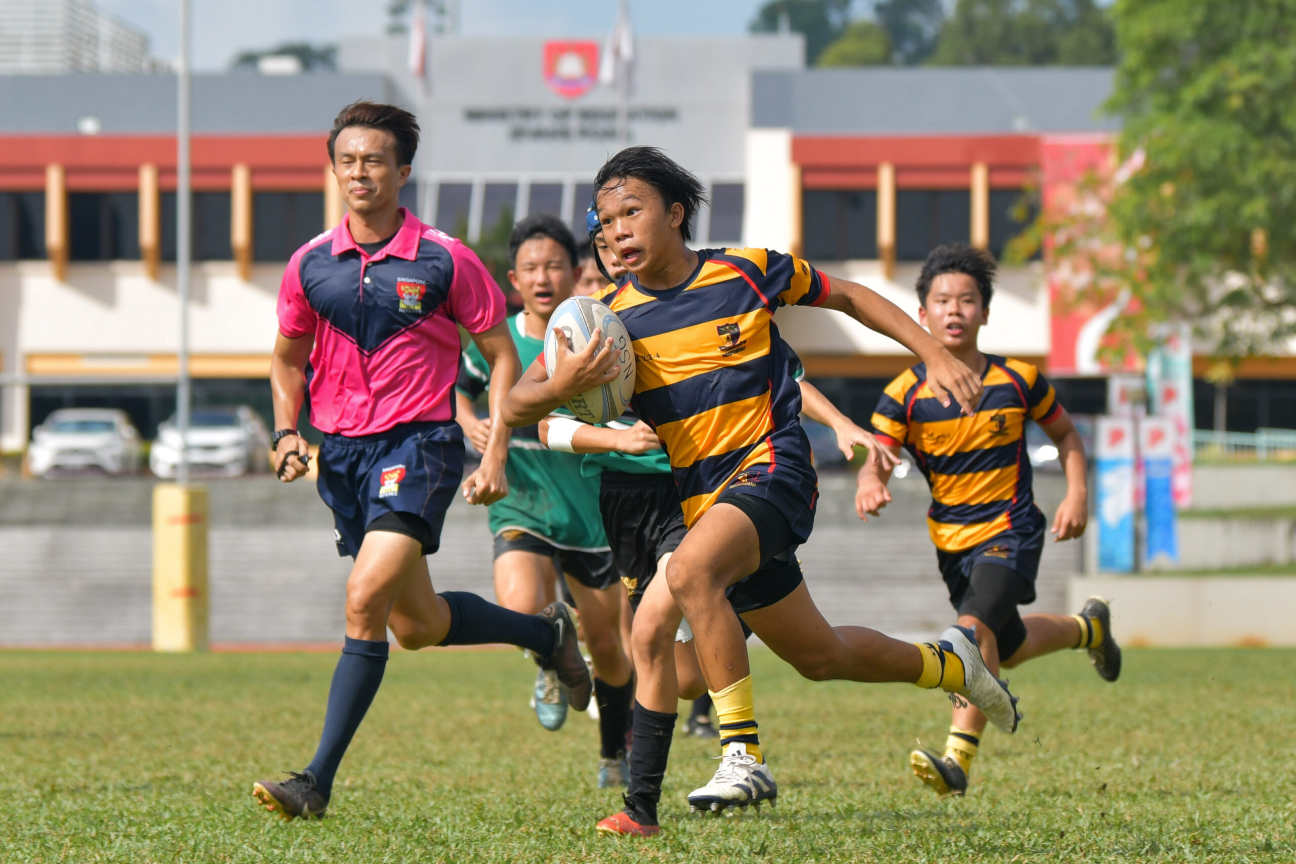 Evan Lim (#6) bursts down the wing as he runs in for his try. (Photo X © Joash Chow/Red Sports)