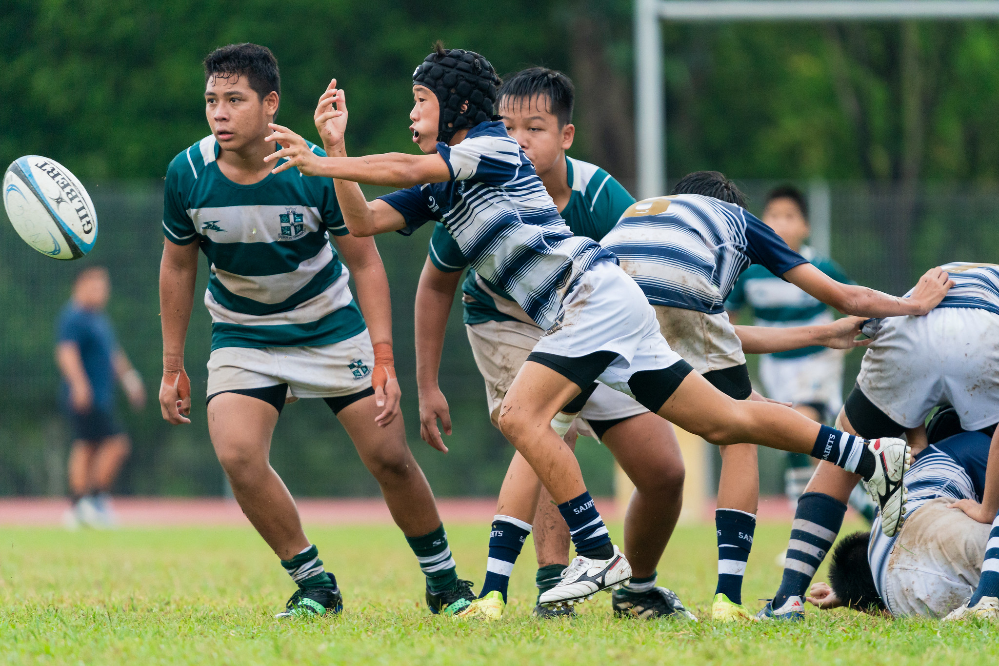 Scrumhalf Joshua Kee (SA#9) makes a pass. (Photo 3 © Bryan Foo/Red Sports)