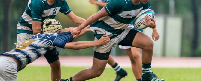 Aydyn Haris (SJI #8) carries the ball. (Photo 4 © Bryan Foo/Red Sports)