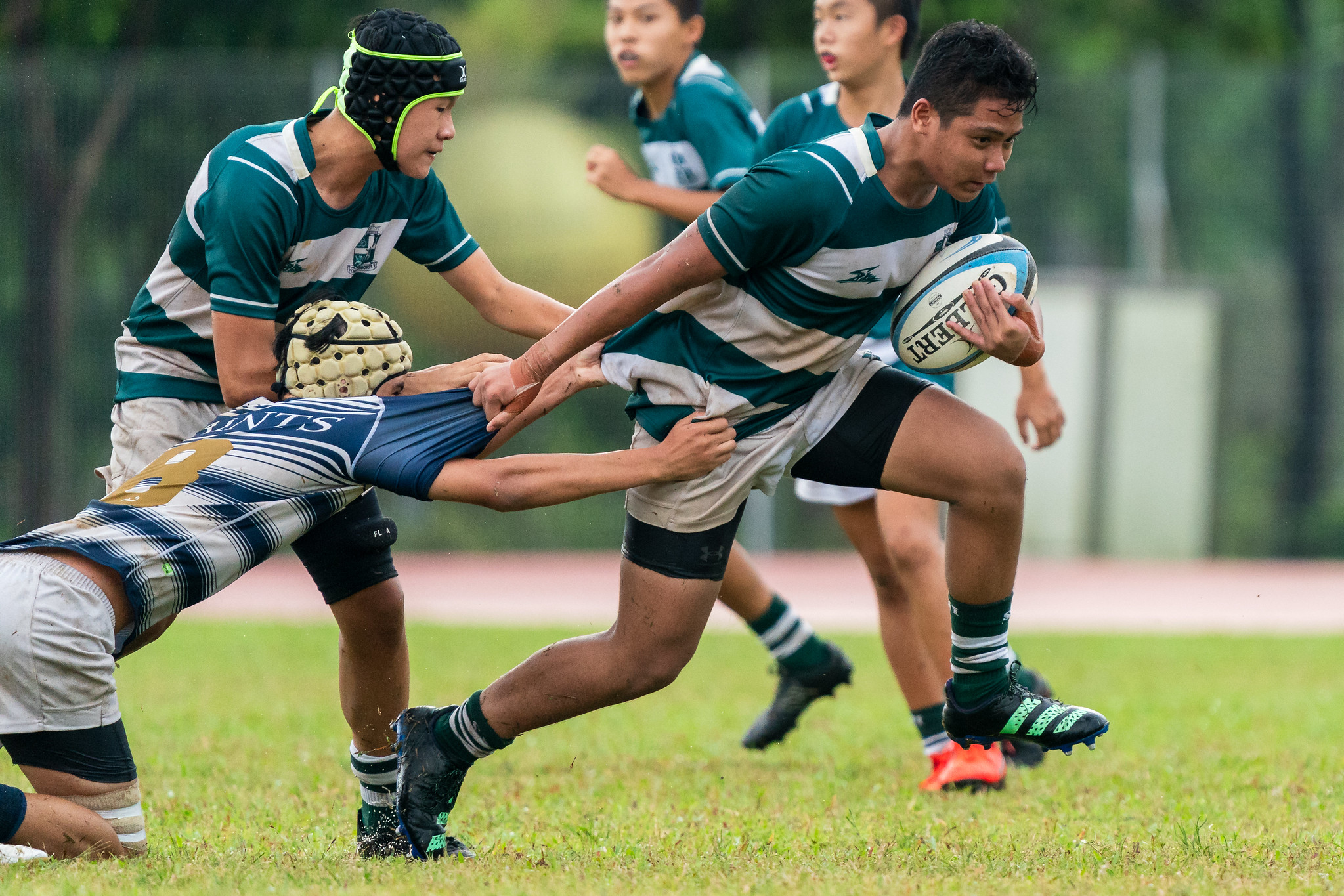 Aydyn Haris (SJI #8) carries the ball. (Photo 4 © Bryan Foo/Red Sports)